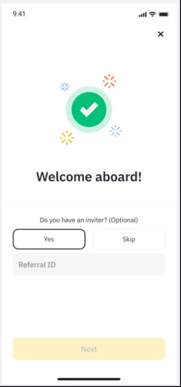 币安 App 账户创建成功页：绿色对勾，欢迎加入，下方问你有没有邀请人，【是】和【跳过】两个按钮，再下面是邀请码输入框